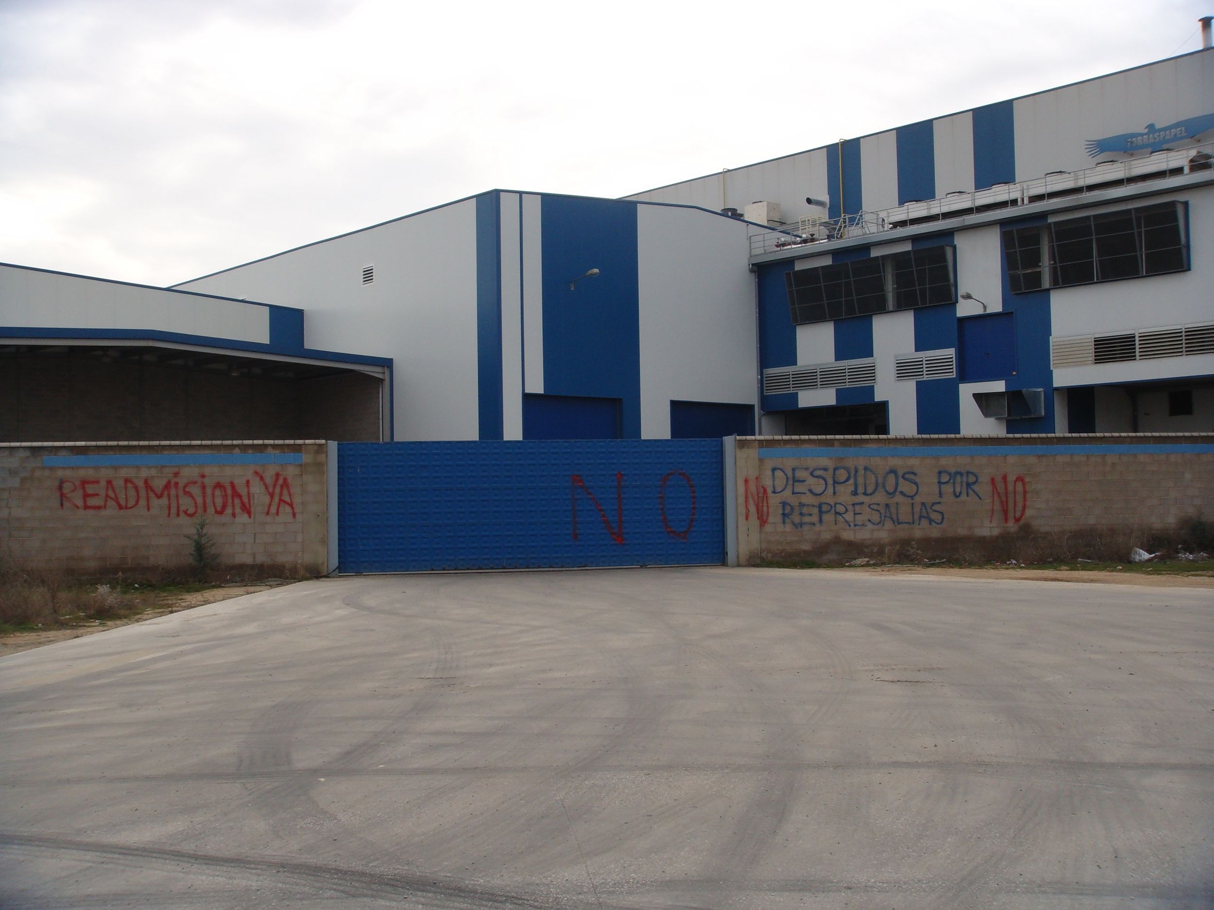 DOS TRABAJADORES DESPEDIDOS EN TORRAS PAPEL POR EJERCER SU DERECHO A HUELGA